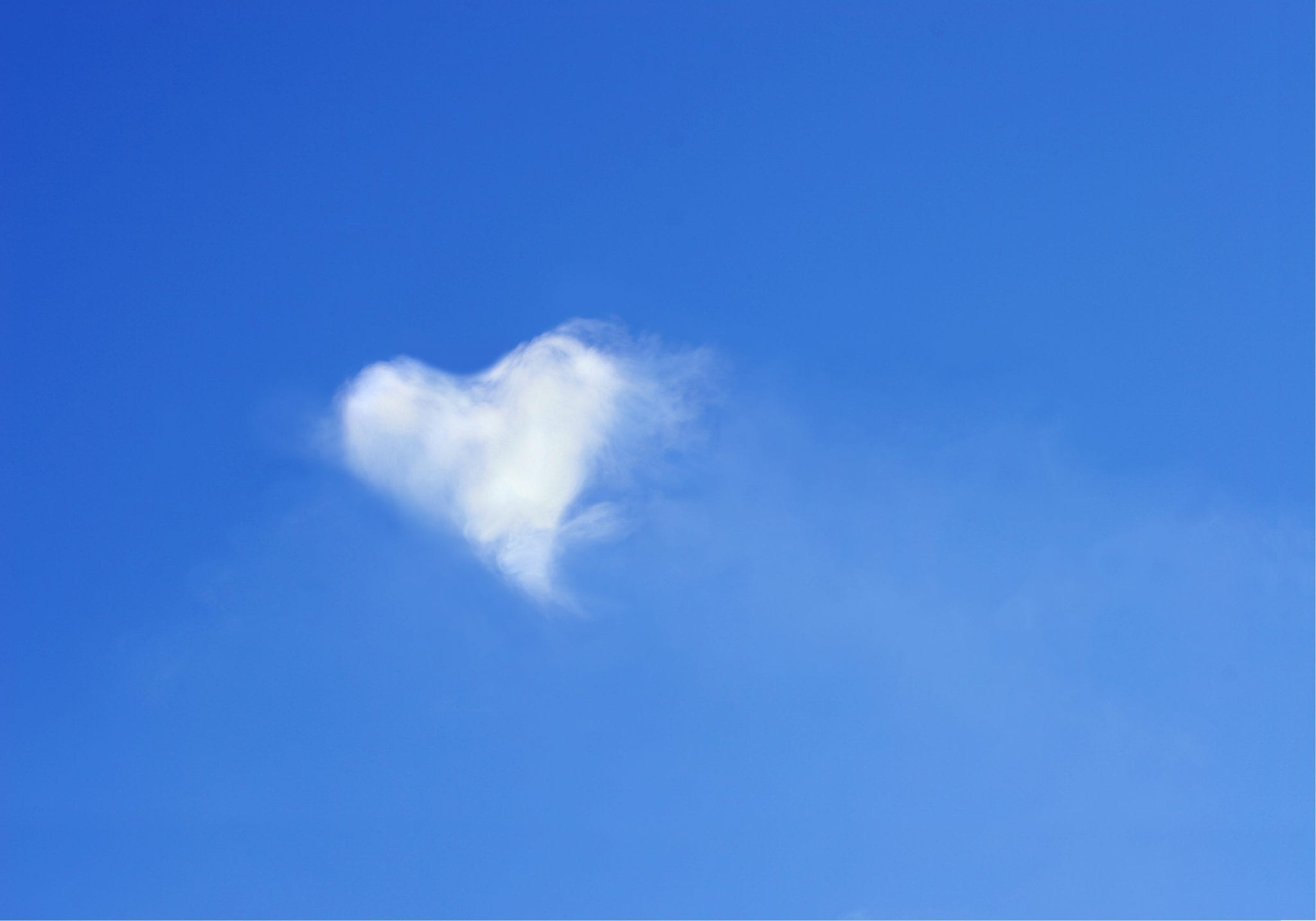 Облако в виде сердца на небе